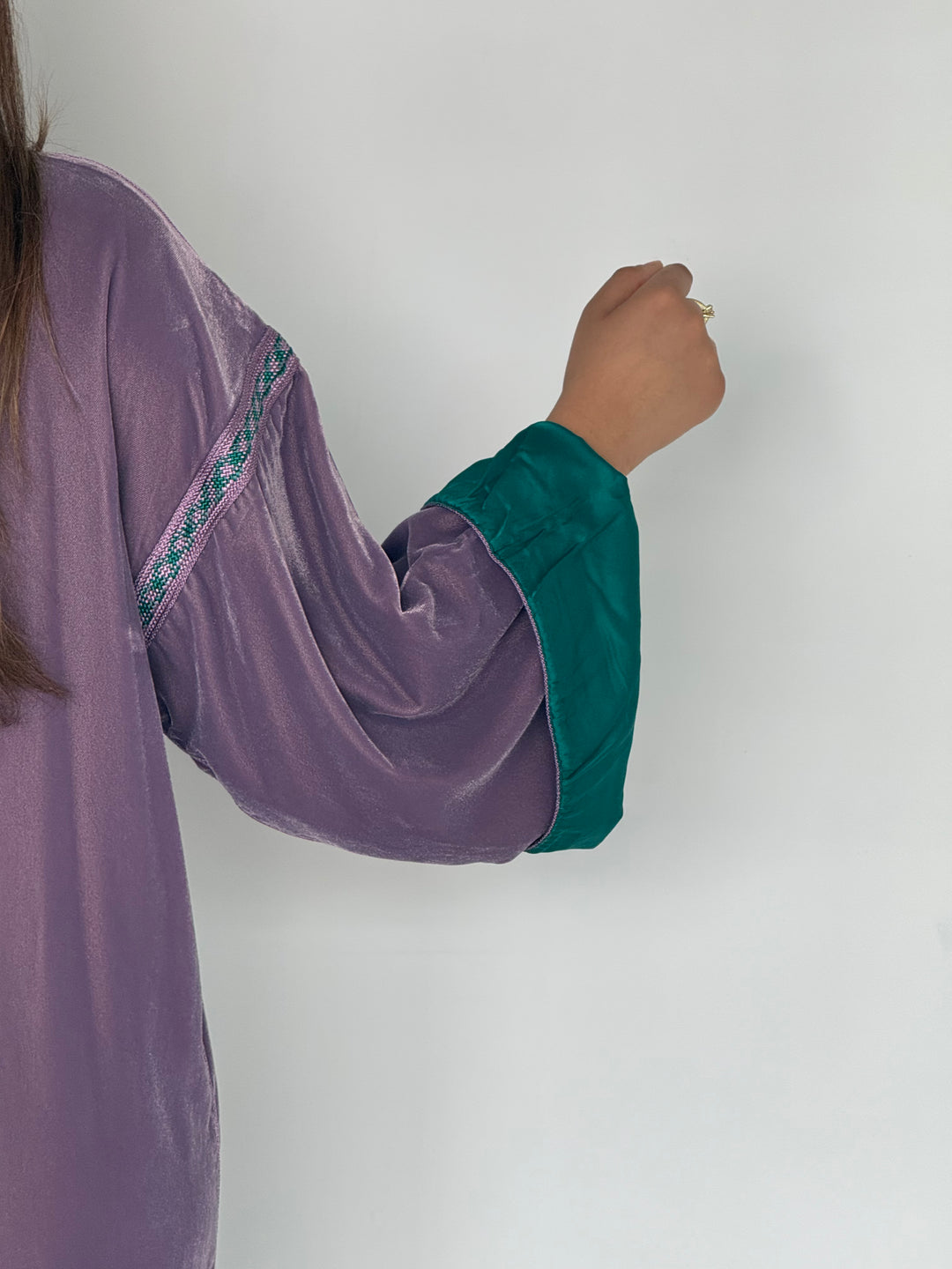 KANDOURA VELVET PASTEL PURPLE/INDIGO GREEN | MIORÉ